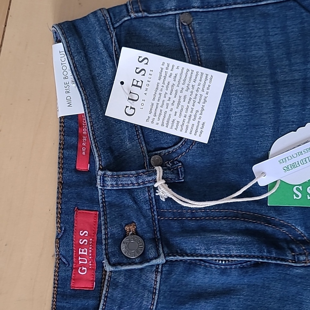 NWT Guess mid rise bootcup jeans size 28x32 - Picture 3 of 7